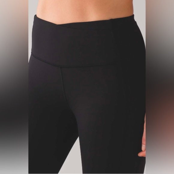 Lululemon Black Gear Up Crop 17”. Size 8 - Picture 4 of 7